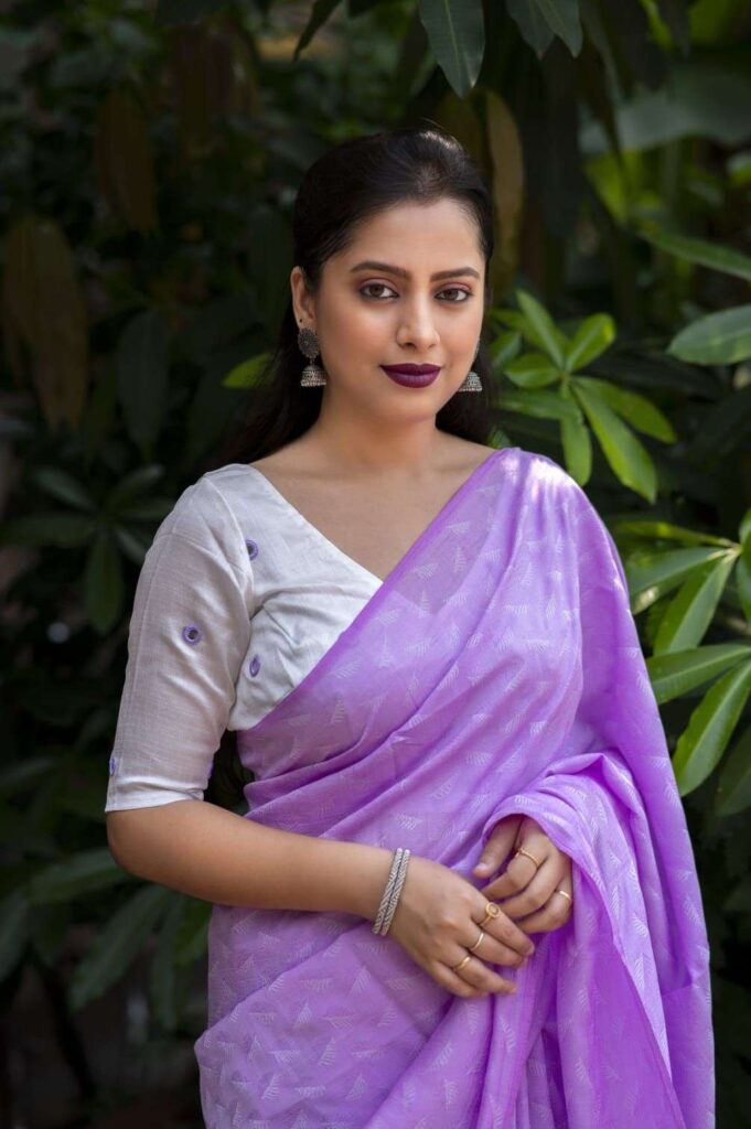 Purple Saree with V - Neck Contrast Blouse in White